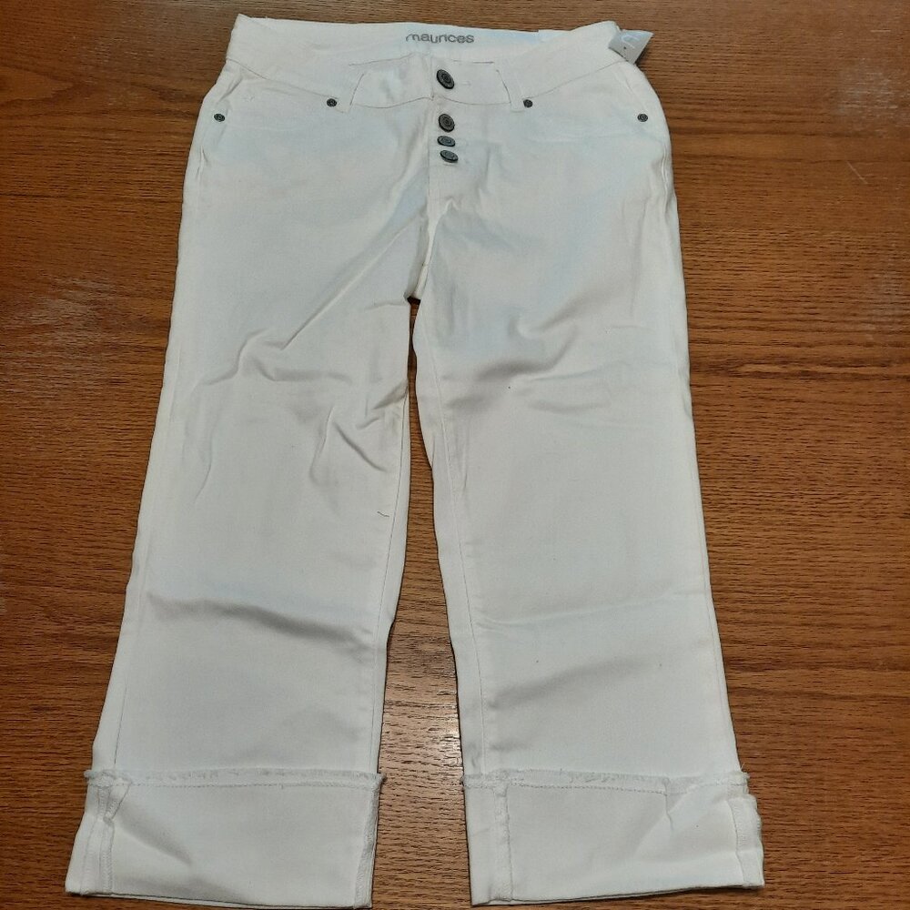 NWT Maurices Size 6 Midrise Cuffed Capri Buttonfly White Jeans